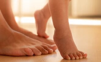 scalzi 1 Scarpe fuori, relax dentro: perché stare scalzi fa bene alla casa e alla mente