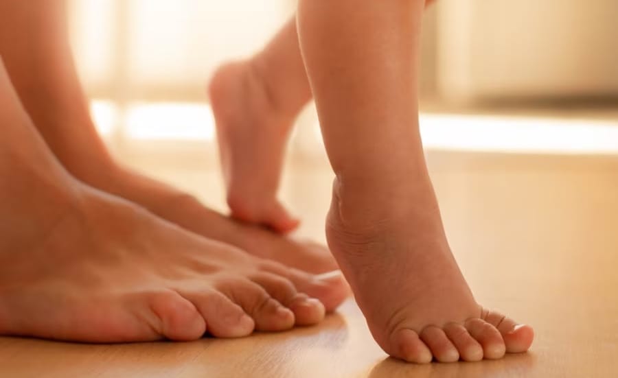 Scarpe fuori, relax dentro: perché stare scalzi fa bene alla casa e alla mente 2 scalzi 1 Scarpe fuori, relax dentro: perché stare scalzi fa bene alla casa e alla mente