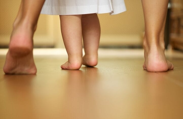 Scarpe fuori, relax dentro: perché stare scalzi fa bene alla casa e alla mente 4 scalzi edited Scarpe fuori, relax dentro: perché stare scalzi fa bene alla casa e alla mente