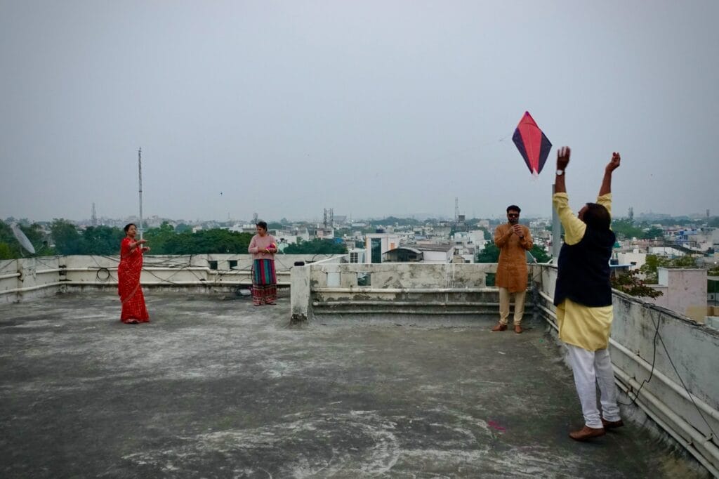 WhatsApp Image 2025 01 14 at 20.40.02 2 India, un'esplosione di colori nel cielo per la festa degli aquiloni