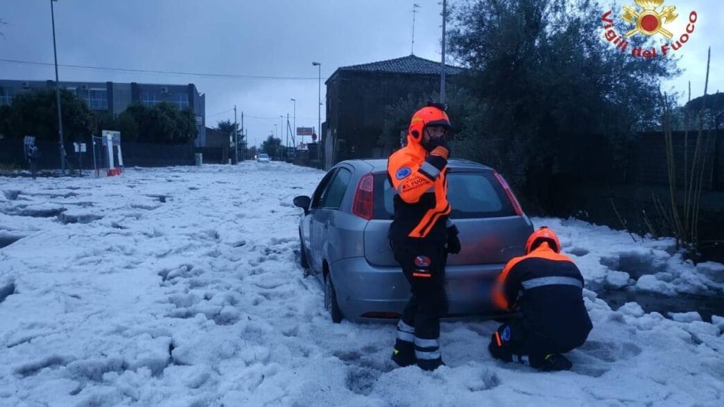 Maltempo 1 Maltempo in Sicilia e Calabria, oltre 200 gli interventi da parte dei Vigili del Fuoco