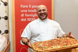 Francesco Arena 2 Il maestro fornaio messinese Francesco Arena al Paestum Pizza Fest 2025 con sua pizza in teglia 