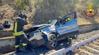 1754061039824 incidente.JPG Auto finisce sulla linea ferroviaria: traffico ferroviario interrotto a Cefalù