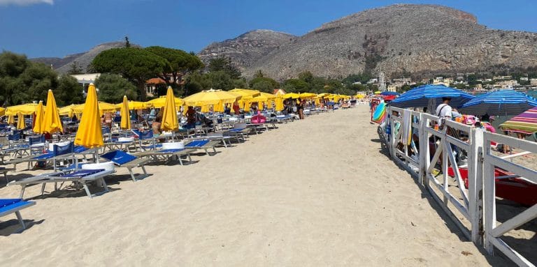 Ultimatum della Regione ai balneari: “Via tornelli e staccionate entro 10 giorni”