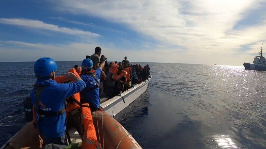 7dvwUMNg La nave dell'ONG Mediterranea disobbedisce, sbarca a Trapani: 10 migranti messi in salvo