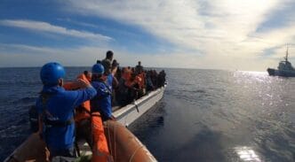 7dvwUMNg La nave dell'ONG Mediterranea disobbedisce, sbarca a Trapani: 10 migranti messi in salvo