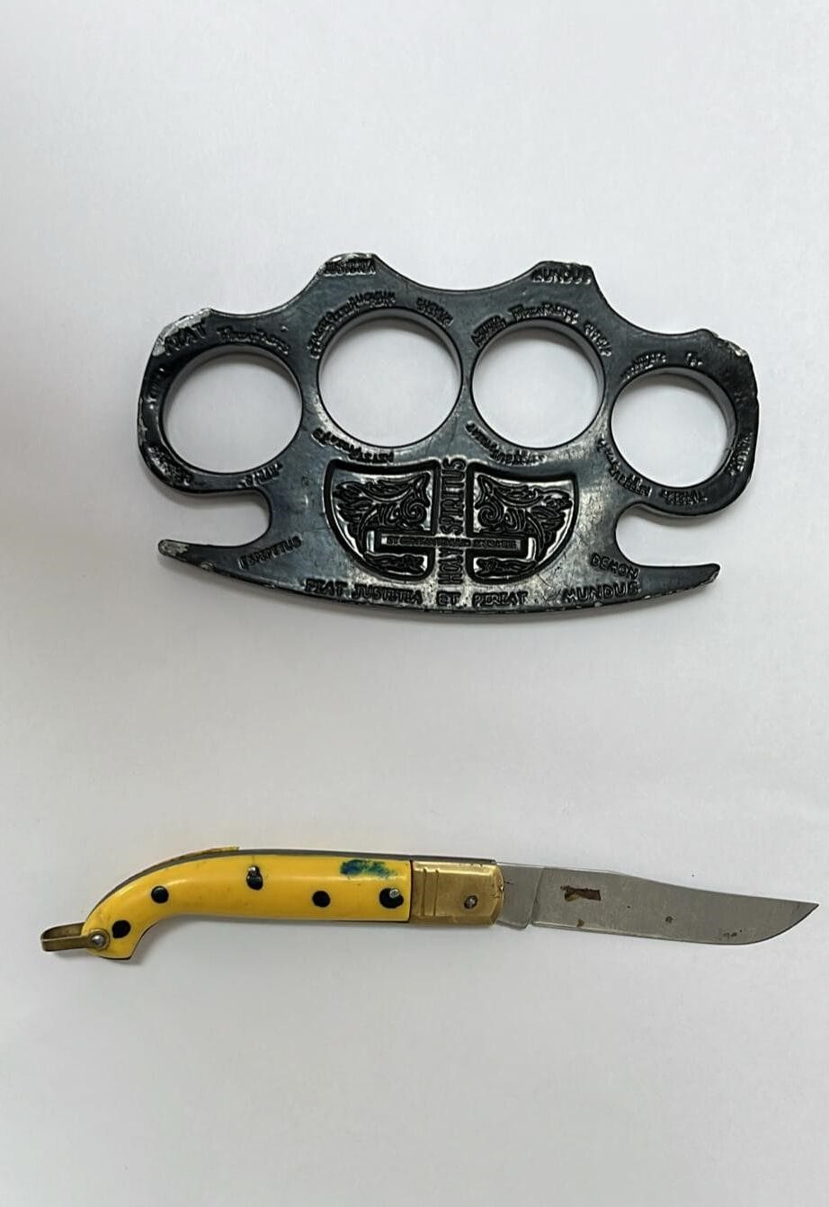 Foto1 edited Castrofilippo, scontro familiare finisce con coltello e tirapugni: arrestato un 23enne
