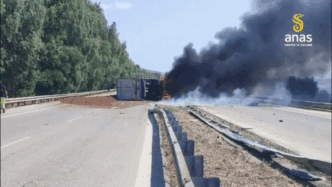 Tir si ribalta e prende fuoco sulla A29 nei pressi di Gibellina