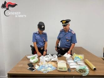Gela, arrestata una 24enne con un chilo di cocaina e munizioni