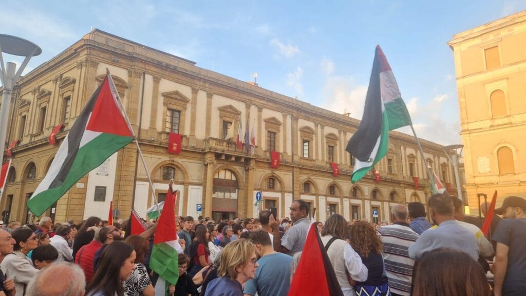 Caltanissetta aderisce alla mobilitazione nazionale per la Palestina: oltre 500 in piazza
