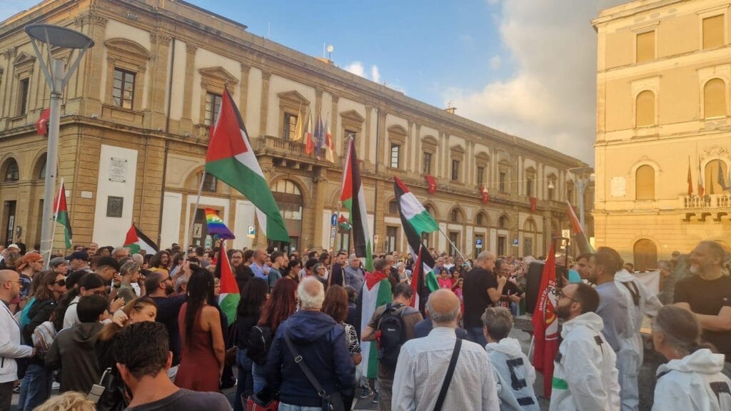 Caltanissetta aderisce alla mobilitazione nazionale per la Palestina: oltre 500 in piazza