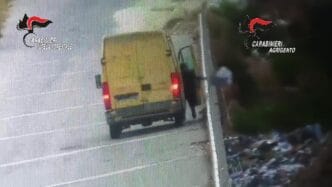 Foto Camastra, gestione illecita di rifiuti: denunciato un 45enne e sequestrato un furgone
