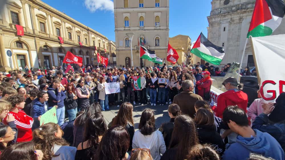 Caltanissetta in piazza per Gaza: sciopero generale e solidarietà alla Flotilla 19 PHOTO 2025 10 03 12 52 45 3 Caltanissetta in piazza per Gaza: sciopero generale e solidarietà alla Flotilla