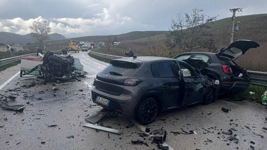 Palermo-Sciacca, scontro tra tre auto: muore un 18enne