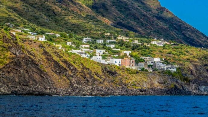 ginostra Incidente sul lavoro a Ginostra: operaio di 30 anni muore travolto da un escavatore