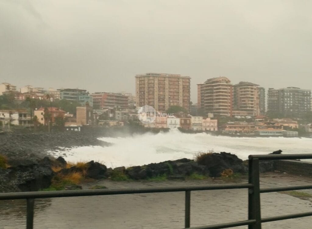 1 3 Sicilia travolta dal ciclone: pioggia, vento e mareggiate su tutto il territorio