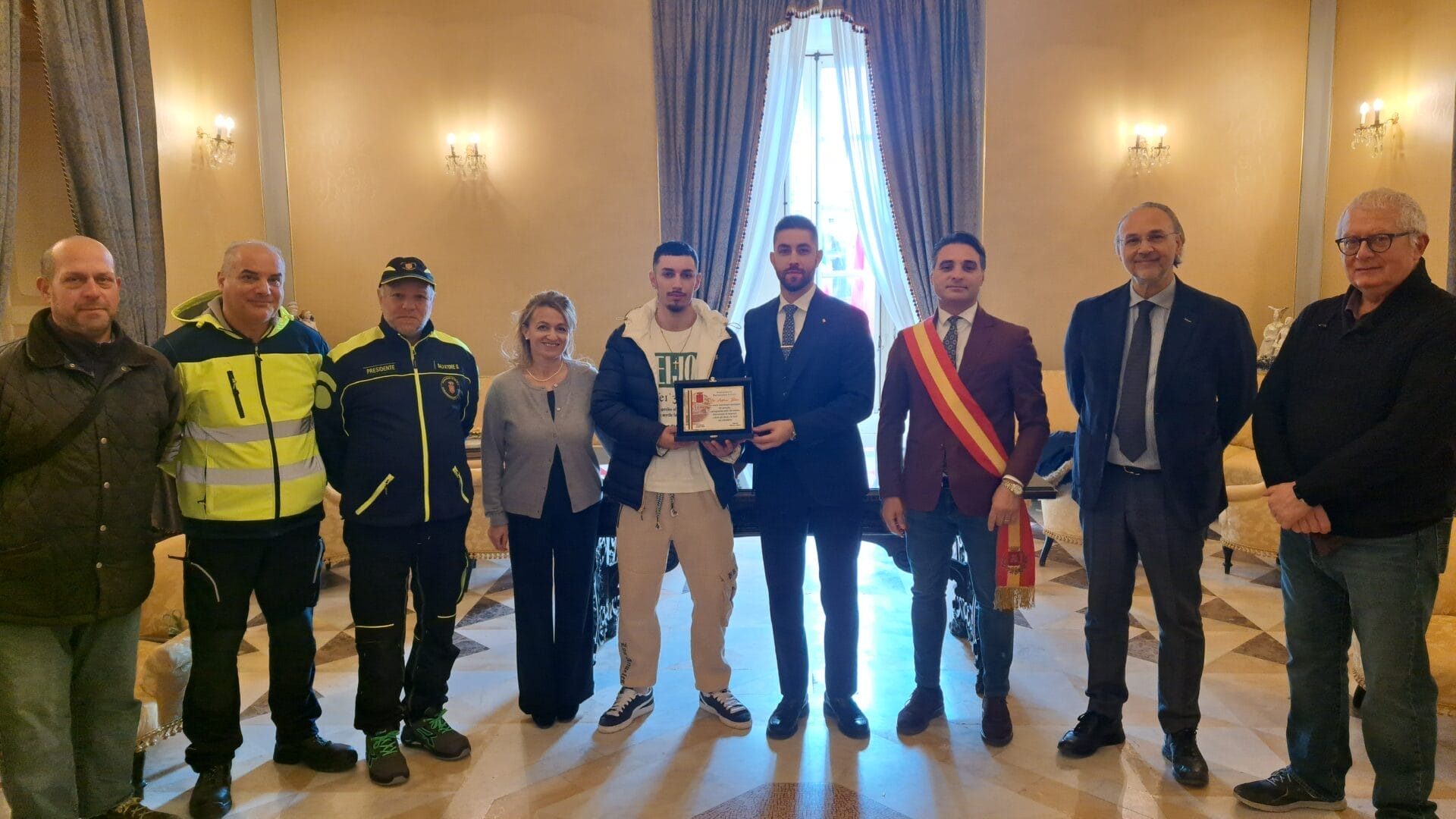 20260108 113252 Caltanissetta, l'Amministrazione premia il gesto eroico del giovane Antonio Boboc