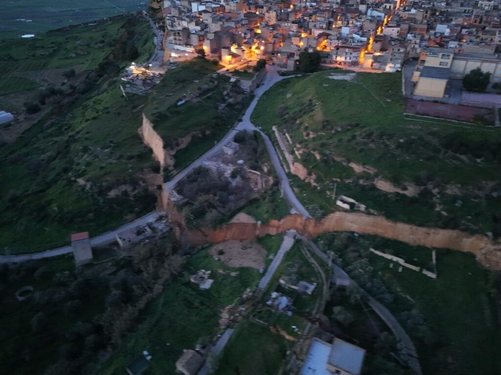 Frana 3 Niscemi sotto shock: nuova frana, chiuso il secondo accesso alla città