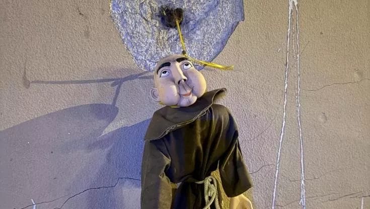 Pupazzo di un frate impiccato trovato allo Zen: indagini sul gesto dopo gli spari alla chiesa