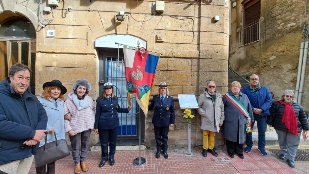 WhatsApp Image 2026 01 27 at 12.01.40 1 Giornata della Memoria a Caltanissetta, fiori sulle pietre d’inciampo per ricordare i deportati