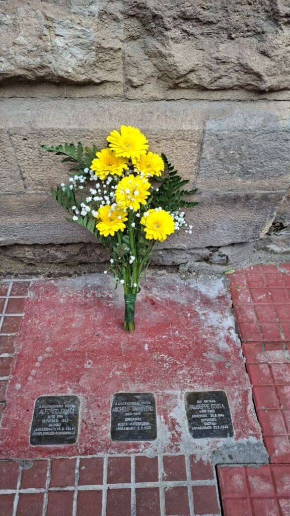 WhatsApp Image 2026 01 27 at 12.01.41 Giornata della Memoria a Caltanissetta, fiori sulle pietre d’inciampo per ricordare i deportati