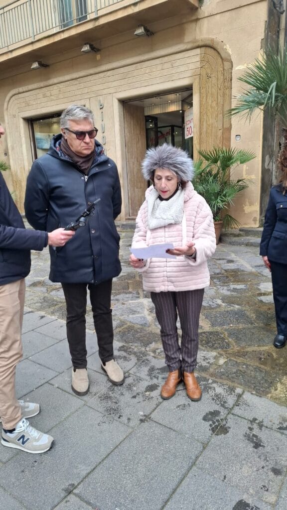 WhatsApp Image 2026 01 27 at 12.01.43 Giornata della Memoria a Caltanissetta, fiori sulle pietre d’inciampo per ricordare i deportati