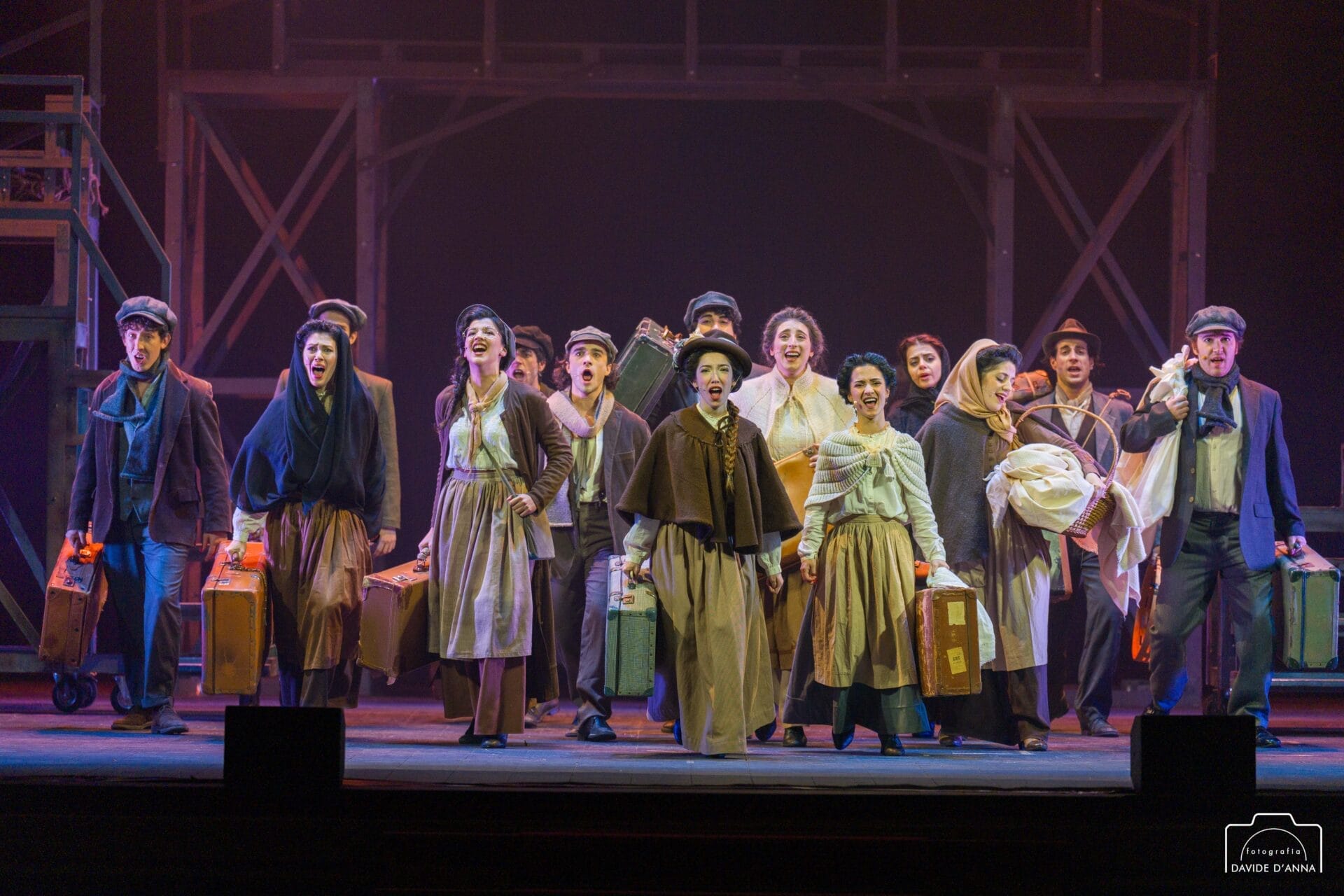 "Camicette Bianche - il musical" : dalla Sicilia all’America storie di emigrazione tra sogni e coraggio 1 145 "Camicette Bianche - il musical" : dalla Sicilia all’America storie di emigrazione tra sogni e coraggio