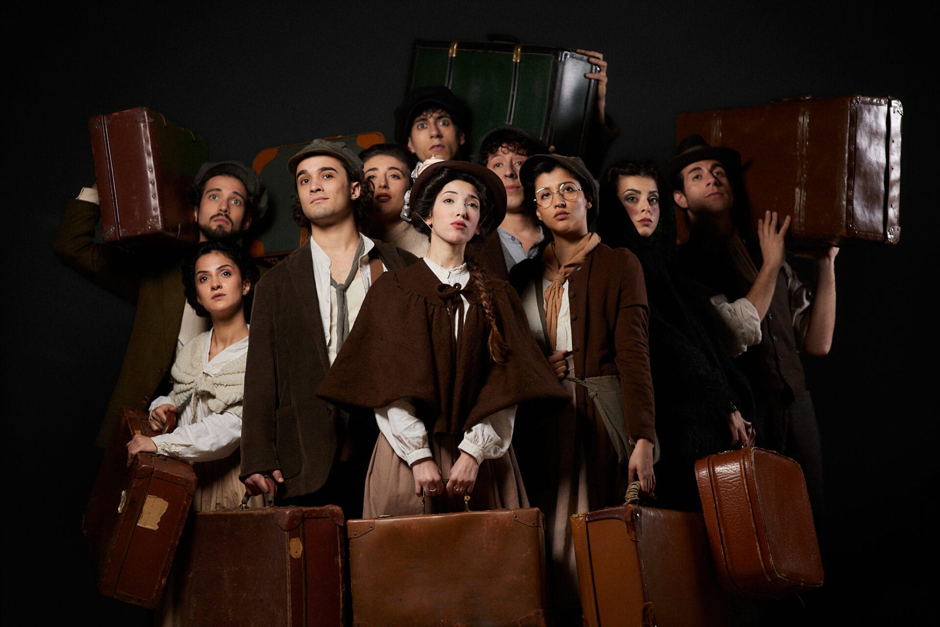 4 Emigrazione, coraggio e memoria: a Caltanissetta in scena "Camicette Bianche" di Marco Savatteri