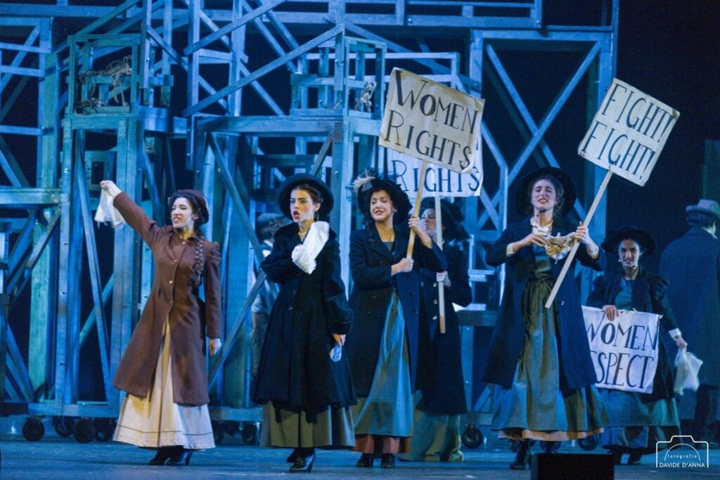 503 "Camicette Bianche - il musical" : dalla Sicilia all’America storie di emigrazione tra sogni e coraggio