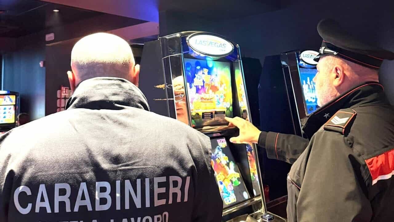 Carabinieri slot azzardo giochi machine Delia, scoperta sala scommesse clandestina: due persone denunciate