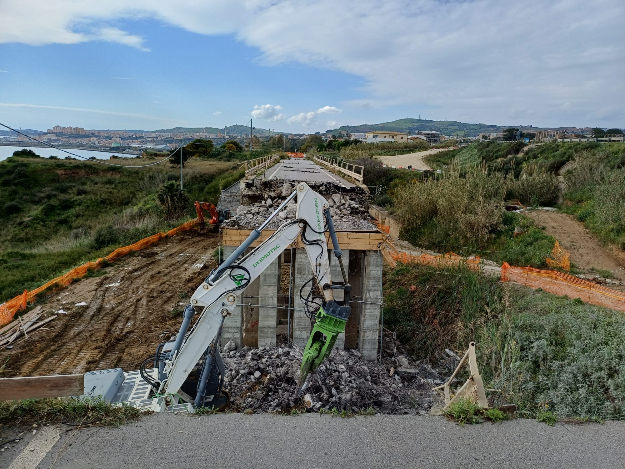 Foto Maddalusa Strada degli scrittori, avviata la demolizione del viadotto Maddalusa