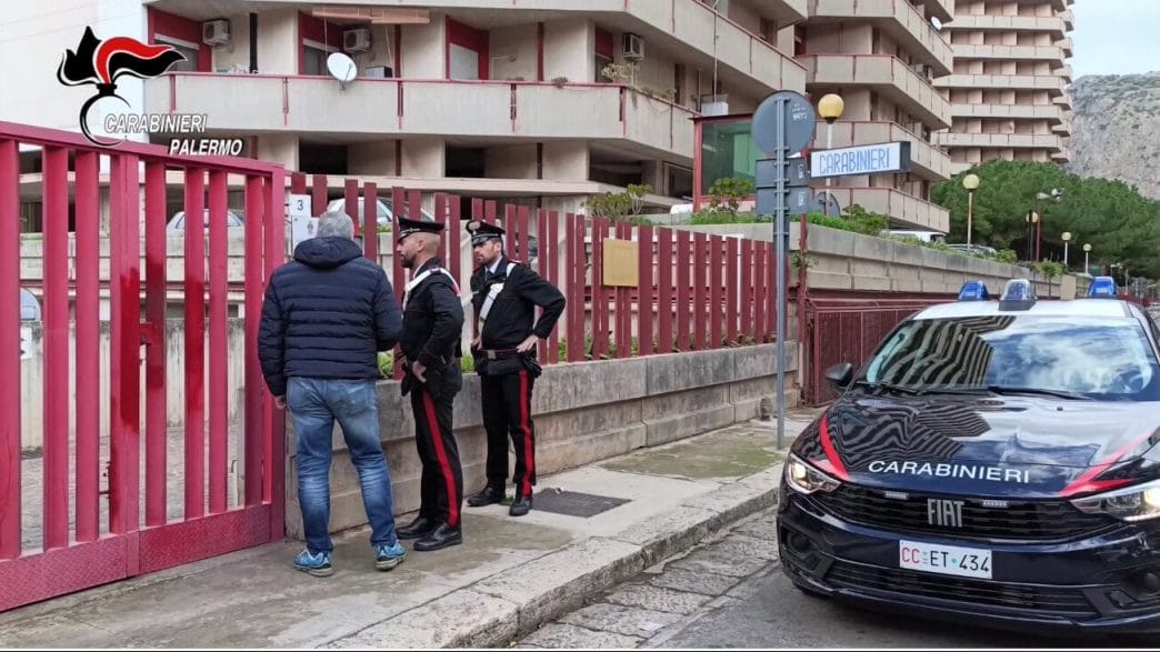 cc crispi Palermo, sorpreso a spacciare scaglia lo scooter contro un militare per scappare