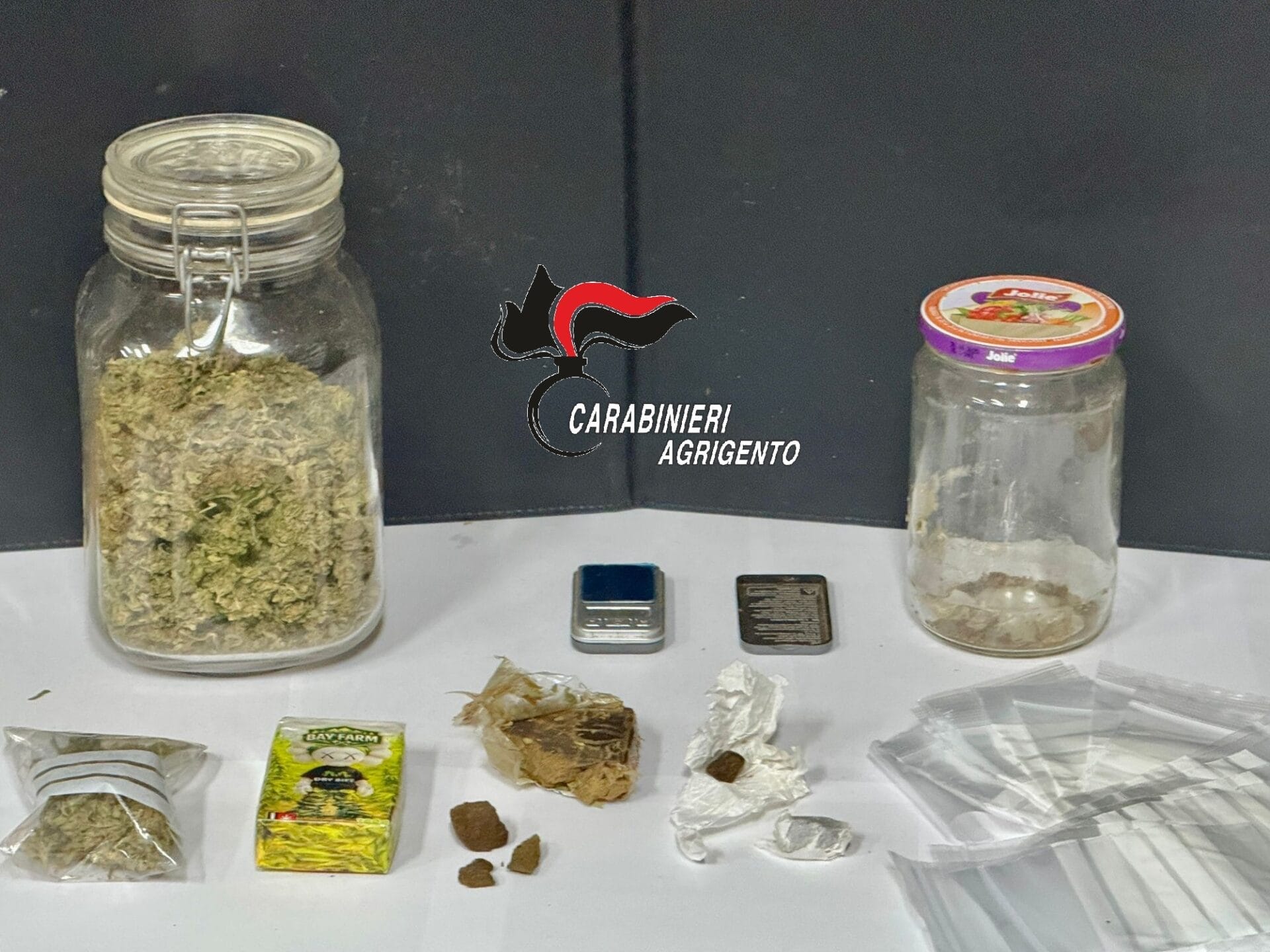 Foto 2 Naro, nasconde la droga tra la vegetazione: denunciato 27enne