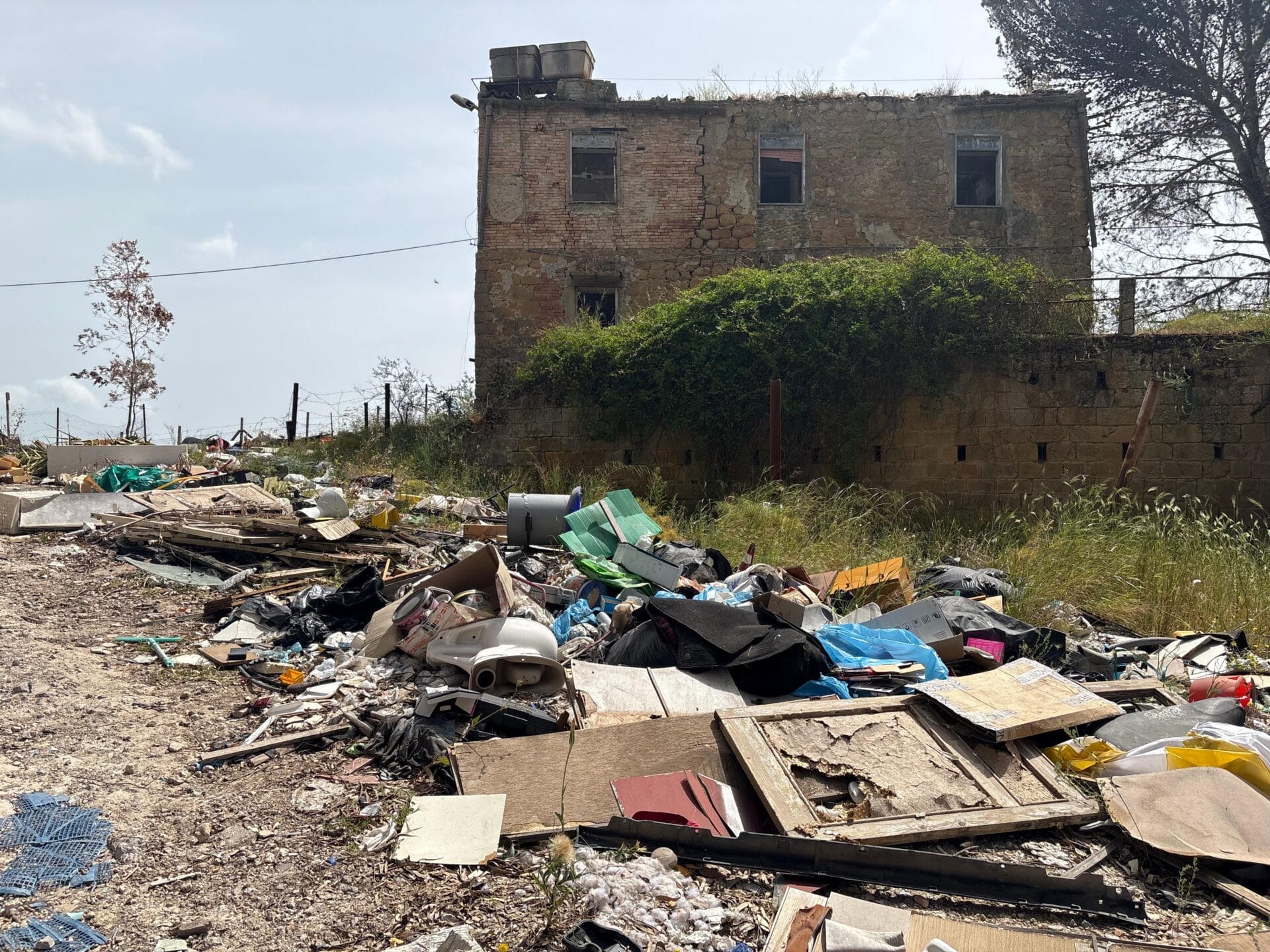 WhatsApp Image 2026 05 12 at 10.05.20 La miniera di Gessolungo trasformata in una discarica abusiva: una piccola terra dei fuochi a Caltanissetta