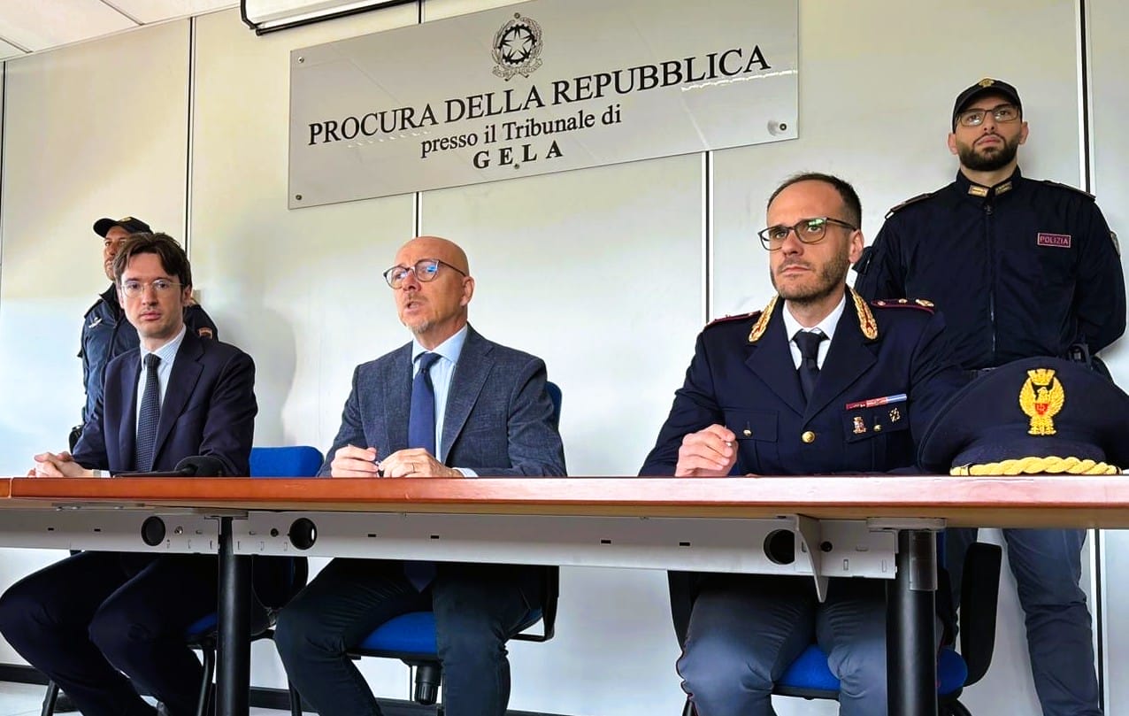 confrerenza stampa Gela, rapina da 100mila euro a un commerciante di gioielli: fermati due cugini