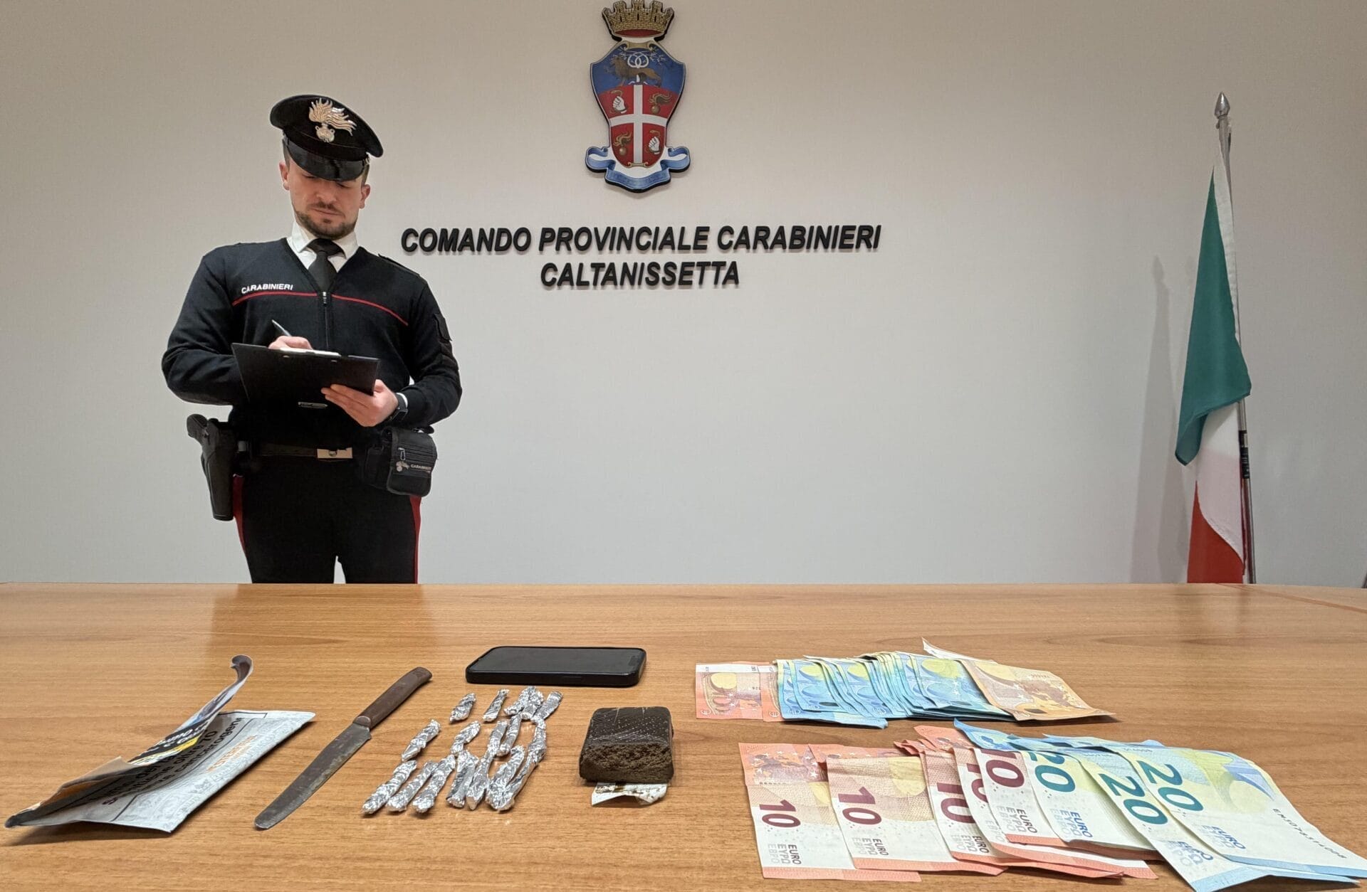 Caltanissetta, hashish e contanti: arrestato un giovane in centro storico